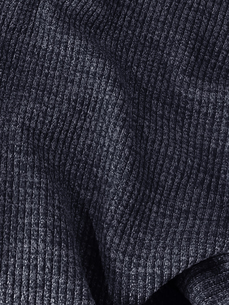 Minimalistische coltrui met sjaalaccent